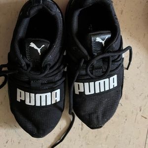 Boy’s puma tennis shoes